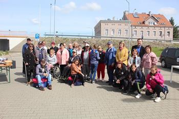 Uczestnicy WTZ oraz ŚDS w Gryfinie stojący na tle mostu gryfińskiego